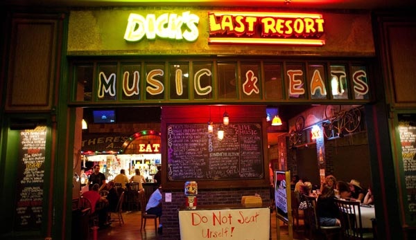 Το πιο... προσβλητικό εστιατόριο στον κόσμο! (pics)