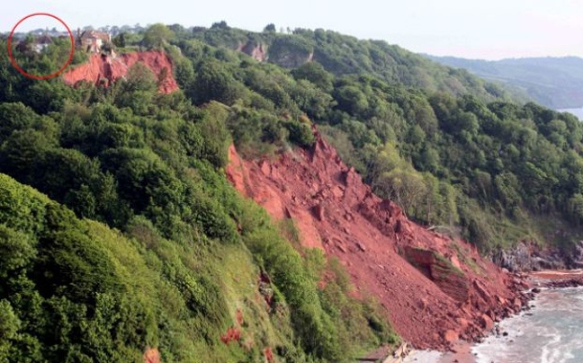 Πωλείται σπίτι με θέα στο… γκρεμό! (pics)