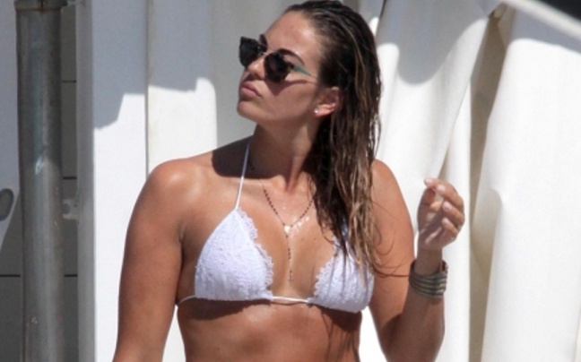 Η Veronica «όπλισε» και φόρεσε το μπικίνι της...