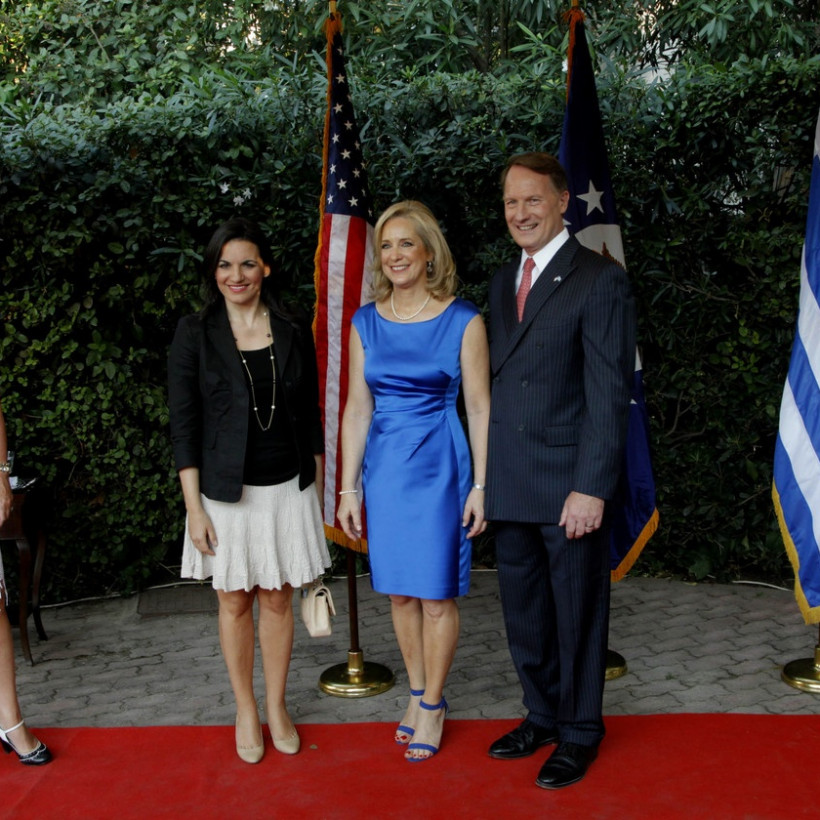 Όλη η κυβέρνηση στους κήπους της Αμερικάνικης Πρεσβείας