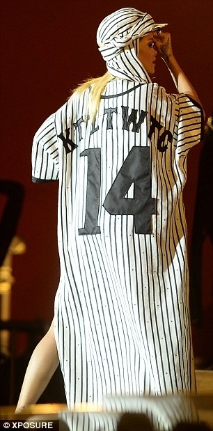 Δείτε: Διάσημη τραγουδίστρια έπιασε το… μπροστά σε χιλιάδες θεατές!