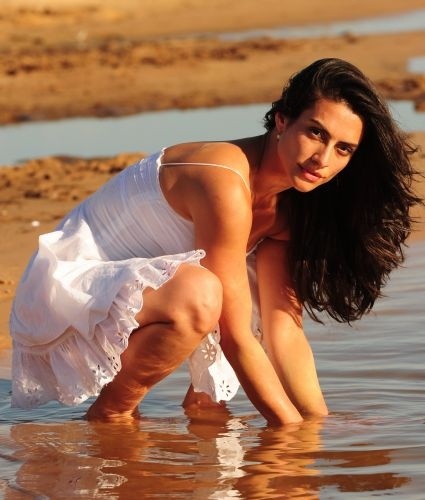 Ραντεβού στην... παραλία με την σέξι Cleo!