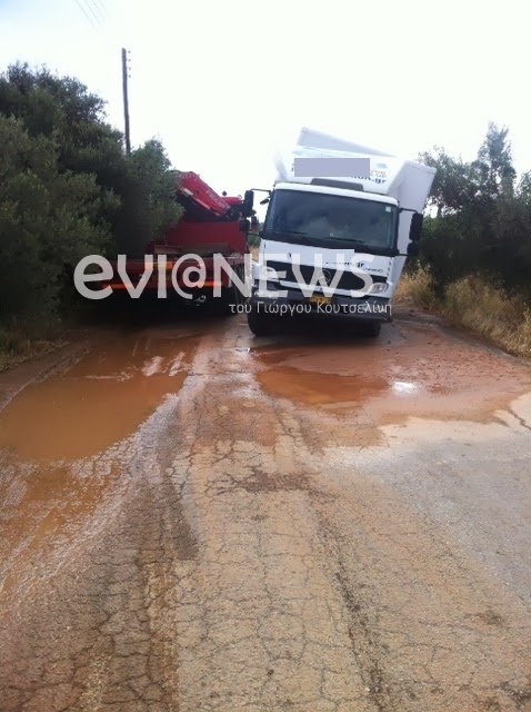 Άνοιξε η γη και «κατάπιε» φορτηγό (pics)