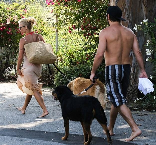 H Pamela και το σκυλί της (photos)!