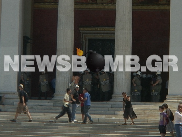 Προσαγωγές και χημικά στα Προπύλαια (pics-vid)
