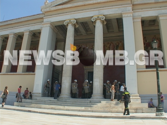 Προσαγωγές και χημικά στα Προπύλαια (pics-vid)