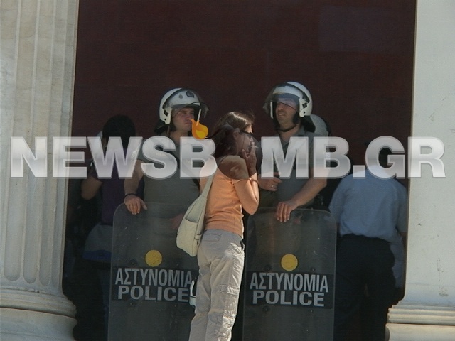 Προσαγωγές και χημικά στα Προπύλαια (pics-vid)