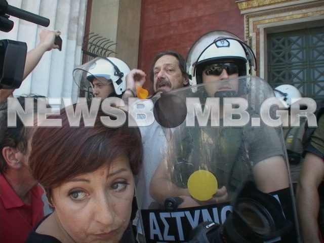 Προσαγωγές και χημικά στα Προπύλαια (pics-vid)