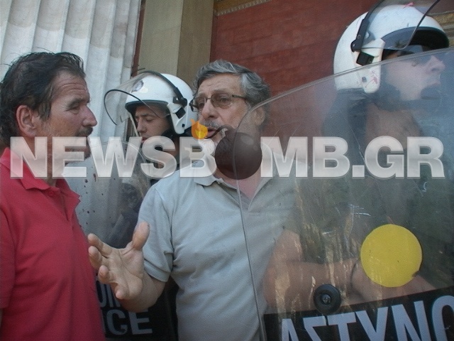 Προσαγωγές και χημικά στα Προπύλαια (pics-vid)