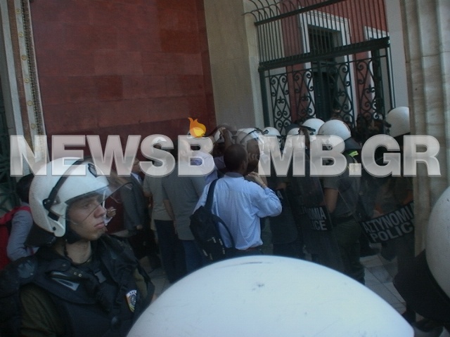 Προσαγωγές και χημικά στα Προπύλαια (pics-vid)