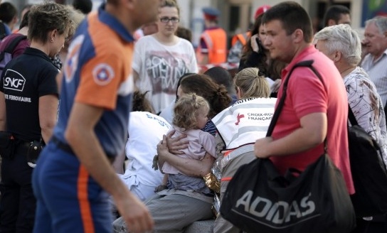 Συγκλονιστικές εικόνες από το σιδηροδρομικό δυστύχημα στη Γαλλία