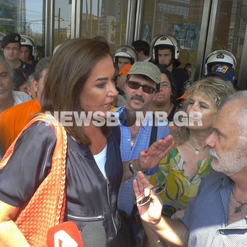 Φωτορεπορτάζ: Διαμαρτυρία έξω από τα γραφεία της ΝΔ