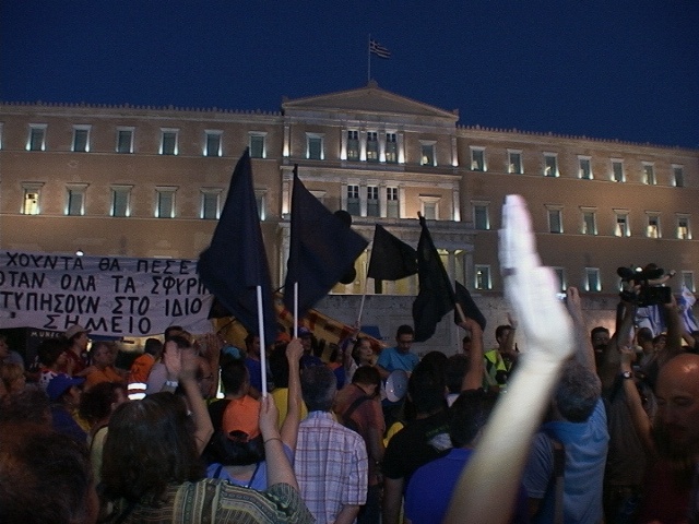 Παραμένουν στο Σύνταγμα οι διαδηλωτές (pics)