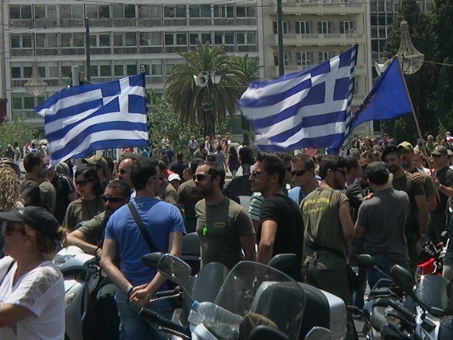 Σε κλοιό διαδηλωτών η Βουλή (pics+vid)