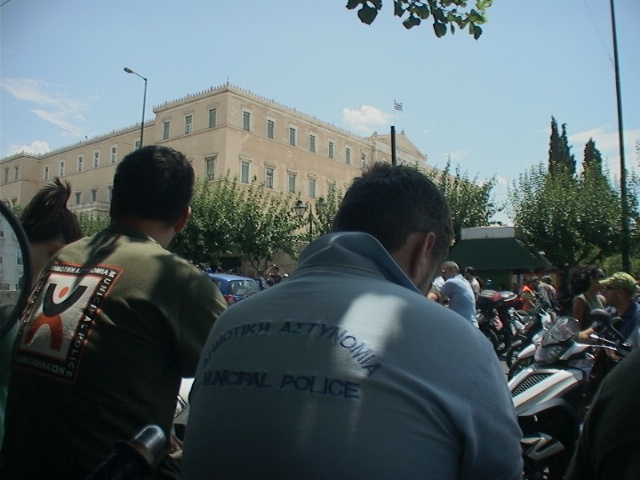 Σε κλοιό διαδηλωτών η Βουλή (pics+vid)