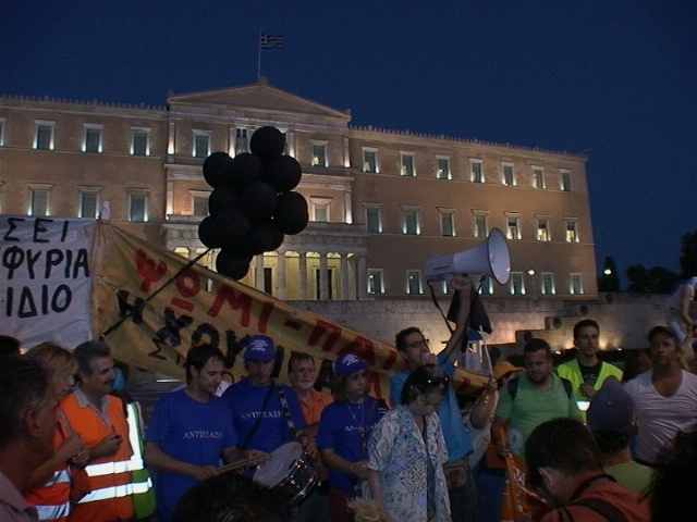 Παραμένουν στο Σύνταγμα οι διαδηλωτές (pics)