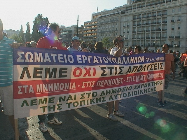 Σε κλοιό διαδηλωτών η Βουλή (pics+vid)