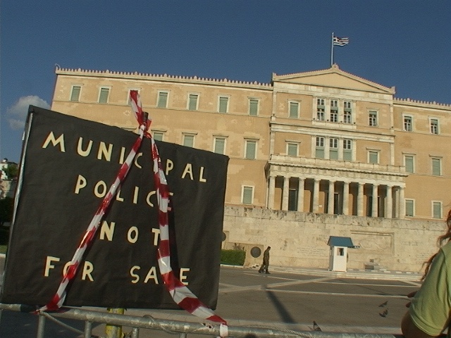 Σε κλοιό διαδηλωτών η Βουλή (pics+vid)