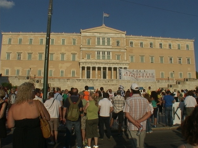 Σε κλοιό διαδηλωτών η Βουλή (pics+vid)