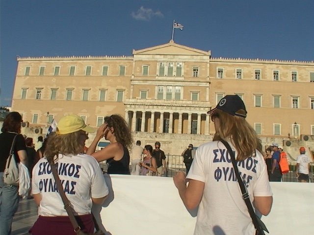 Σε κλοιό διαδηλωτών η Βουλή (pics+vid)