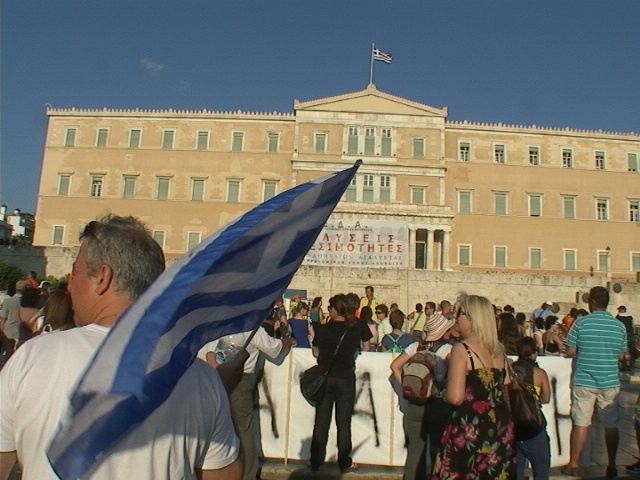 Σε κλοιό διαδηλωτών η Βουλή (pics+vid)