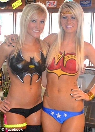 Οι... γυμνόστηθες σερβιτόρες έφεραν τα πάνω κάτω στους νόμους!