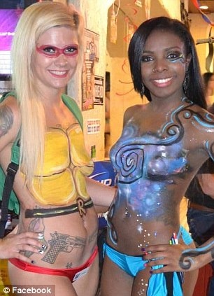 Οι... γυμνόστηθες σερβιτόρες έφεραν τα πάνω κάτω στους νόμους!