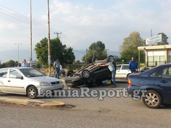 Λαμία: Απίστευτο τροχαίο - Άγιο είχε η οδηγός (pics)