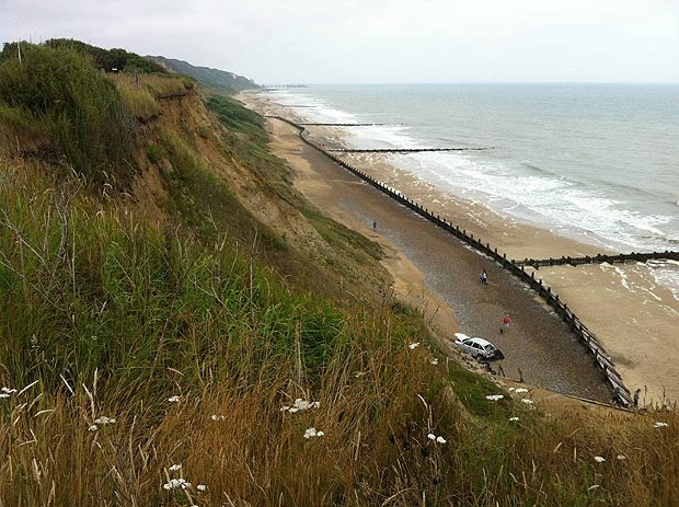 Απίστευτο: Έπεσε με το αυτοκίνητο από λόφο 20 μέτρων και... (pics)