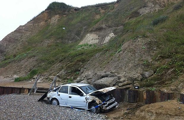 Απίστευτο: Έπεσε με το αυτοκίνητο από λόφο 20 μέτρων και... (pics)