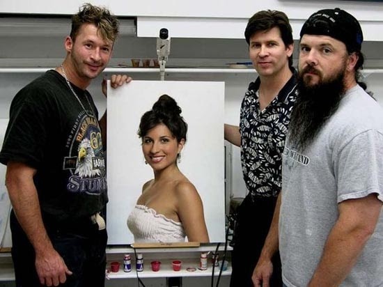 Σας φαίνεται μια συνηθισμένη κοπέλα; Για δείτε καλύτερα (pics)