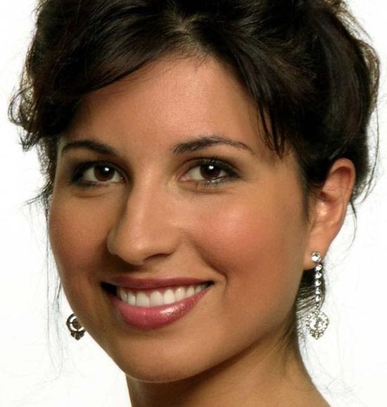 Σας φαίνεται μια συνηθισμένη κοπέλα; Για δείτε καλύτερα (pics)