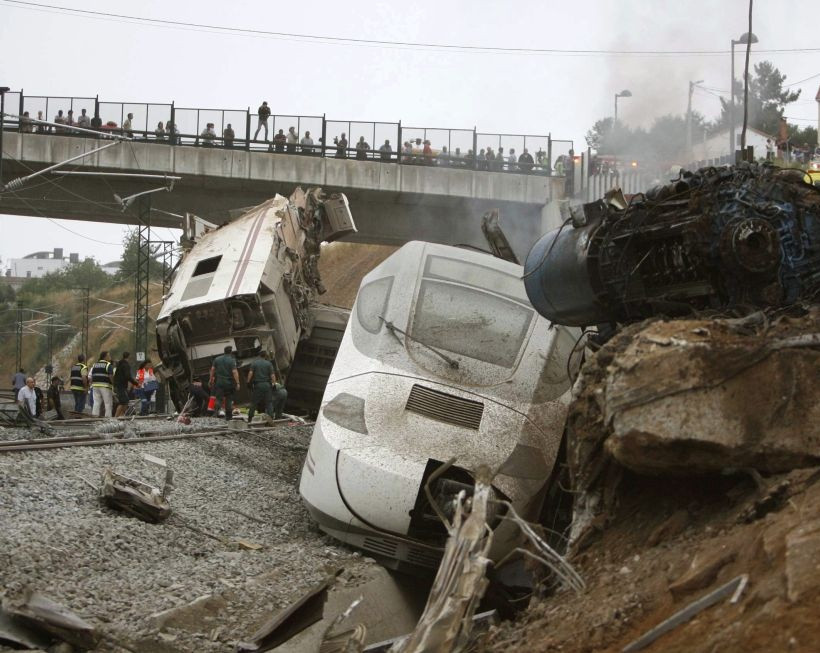 Ισπανία: H ταχύτητα η πιθανότερη αιτία του εκτροχιασμού (ΦΩΤΟ)