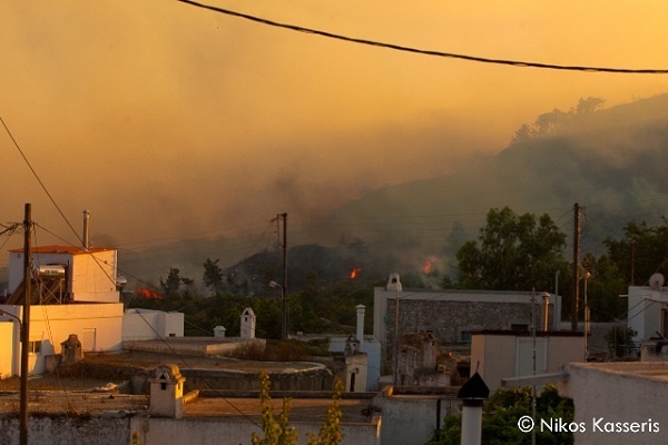 Φωτογραφίες από τις πρώτες ώρες της πύρινης επέλασης στη Ρόδο