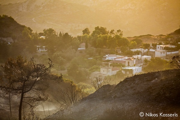 Φωτογραφίες από τις πρώτες ώρες της πύρινης επέλασης στη Ρόδο