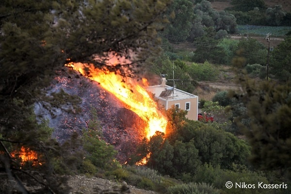 Φωτογραφίες από τις πρώτες ώρες της πύρινης επέλασης στη Ρόδο