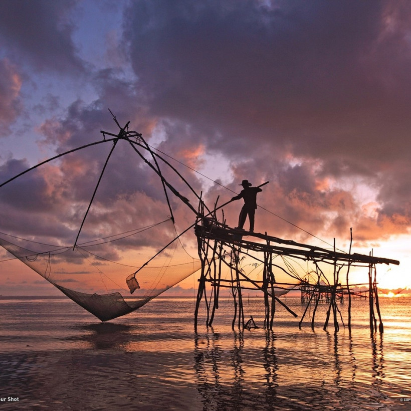 Ο Ταϋλανδός ψαράς μαζεύει την ψαριά του (pics)