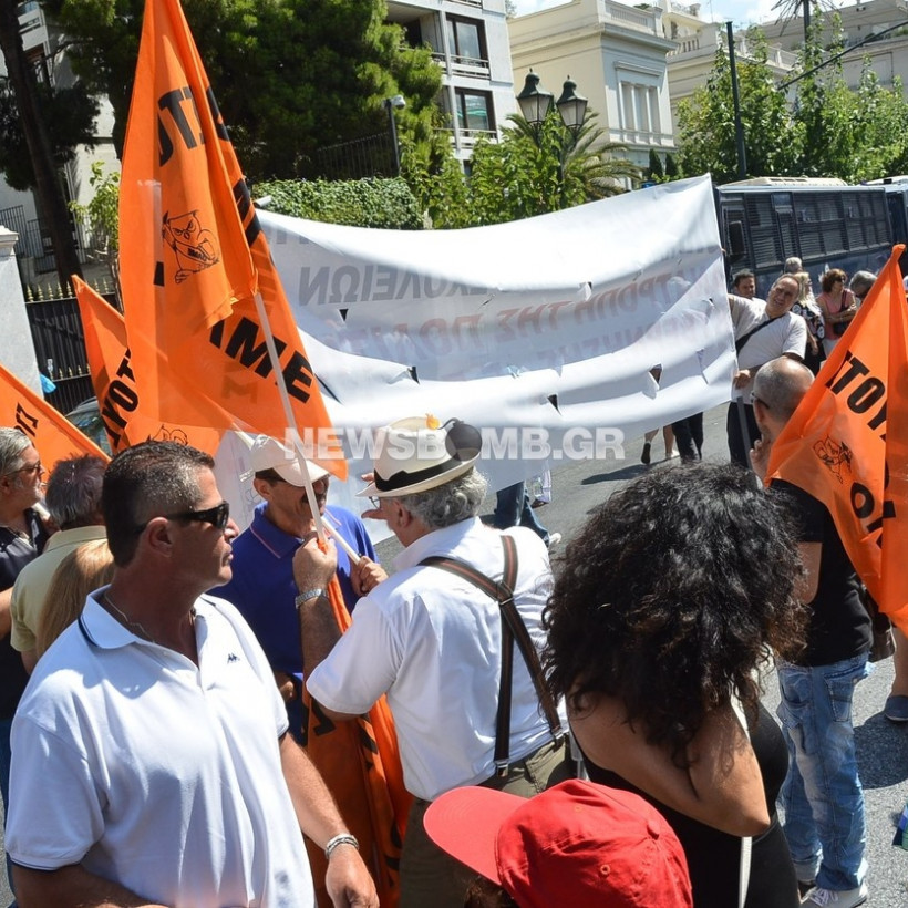 Η ΑΔΕΔΥ έξω από το Υπουργείο Διοικητικής Μεταρρύθμισης (pics+vid)