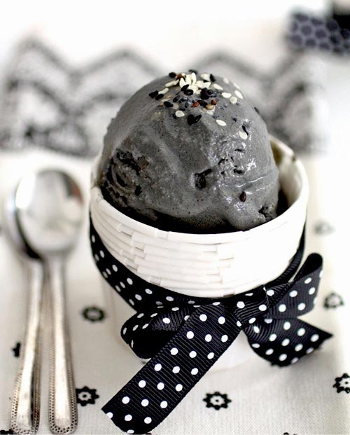 Ασυνήθιστο κατάμαυρο… παγωτό! Θα το δοκιμάζατε ποτέ;