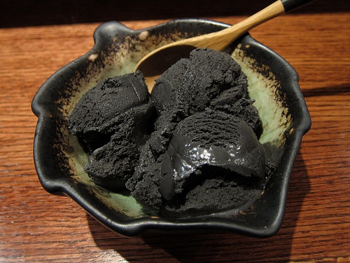 Ασυνήθιστο κατάμαυρο… παγωτό! Θα το δοκιμάζατε ποτέ;