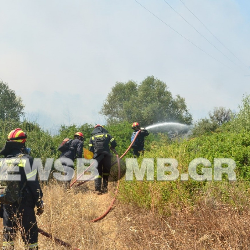 Καίγονται σπίτια στον Μαραθώνα