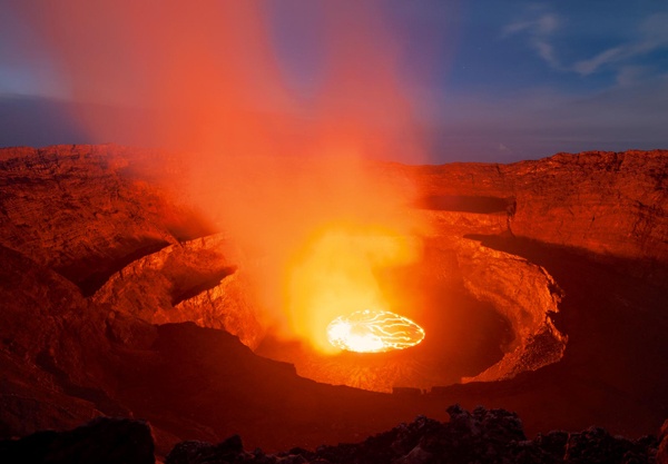 Μία εντυπωσιακή Πύρινη λίμνη (pics+vid)