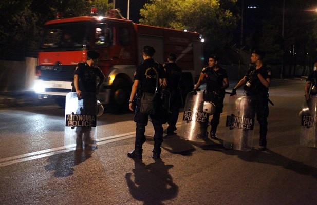 Αμυγδαλέζα: Πεδίο μάχης το στρατόπεδο κράτησης (Φωτό & Βίντεο)