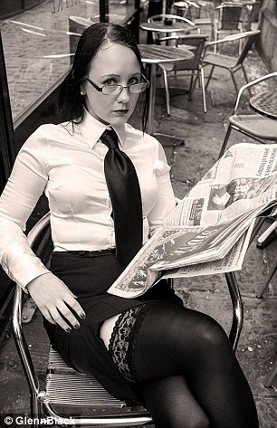 Ανέβασε σέξι φωτογραφίες με τη στολή της και την απέλυσαν (pics)