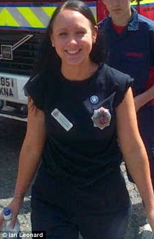 Ανέβασε σέξι φωτογραφίες με τη στολή της και την απέλυσαν (pics)