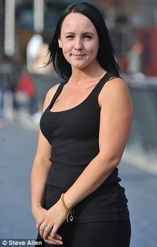 Ανέβασε σέξι φωτογραφίες με τη στολή της και την απέλυσαν (pics)