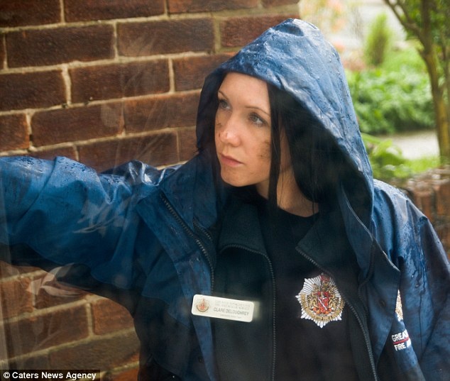 Ανέβασε σέξι φωτογραφίες με τη στολή της και την απέλυσαν (pics)