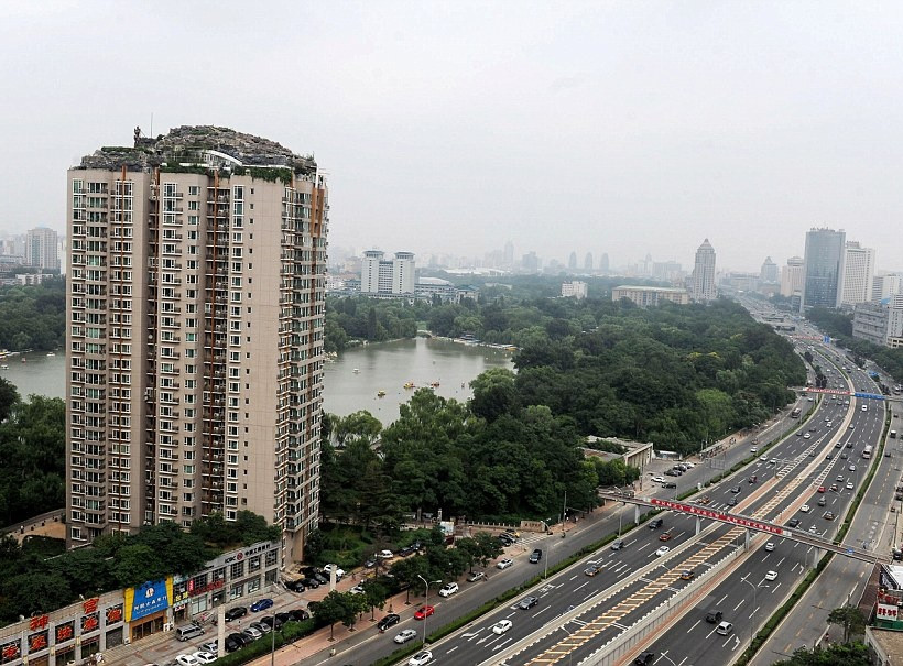 Δεν υπάρχει: Έφτιαξε διαμέρισμα-βουνοκορφή στο ρετιρέ πολυκατοικίας