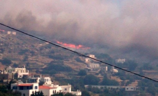 Μαίνεται η φωτιά στην Άνδρο
