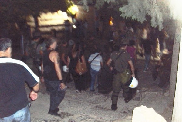 Χρυσαυγίτες με... φορεσιές το βράδυ της Πανσελήνου στους Δελφούς (vid)